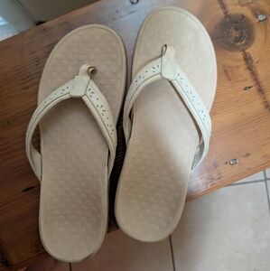 Vionic Women’s Orthotic Flip Flop Sandals – Beige